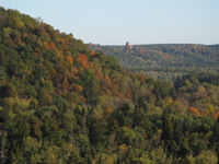 Золотая осень в популярном туристическом городке Сигулда под Ригой. Вдалеке виден Турайдский замок